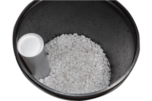 Tanque de salmuera con sal en pellet para suavizador
